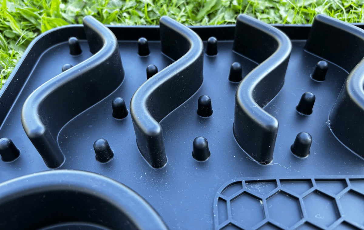 Gros plan sur les reliefs en vagues du tapis de léchage qui ralentissent le repas du chien