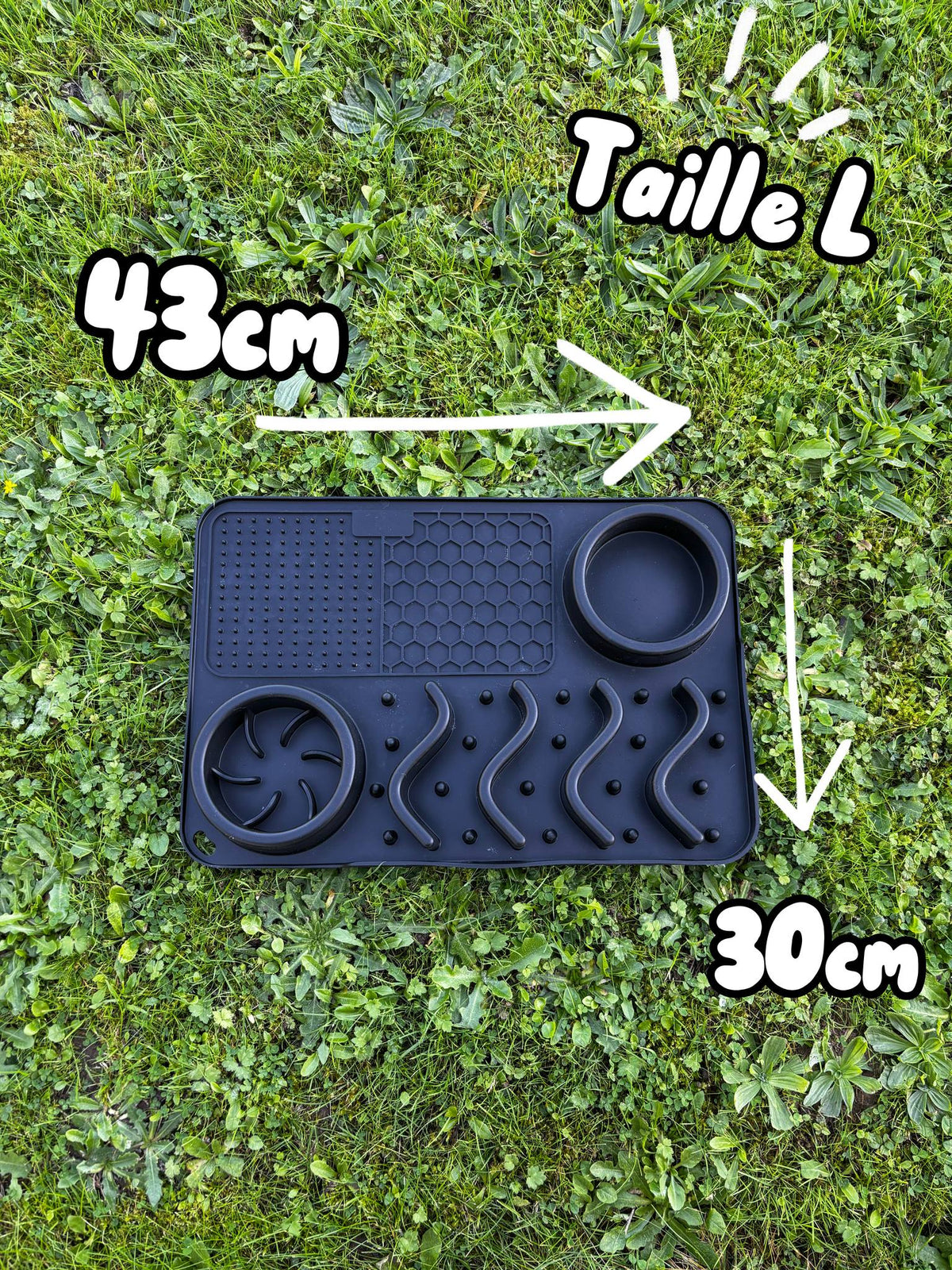 Tapis de léchage taille Large en silicone noir, dimensions 43 cm sur 30 cm