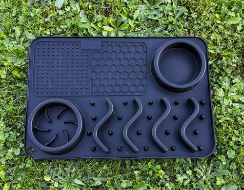 Tapis de léchage pour chien vu de dessus : zones à picots, nid d'abeille, spirale, vagues et compartiment rond