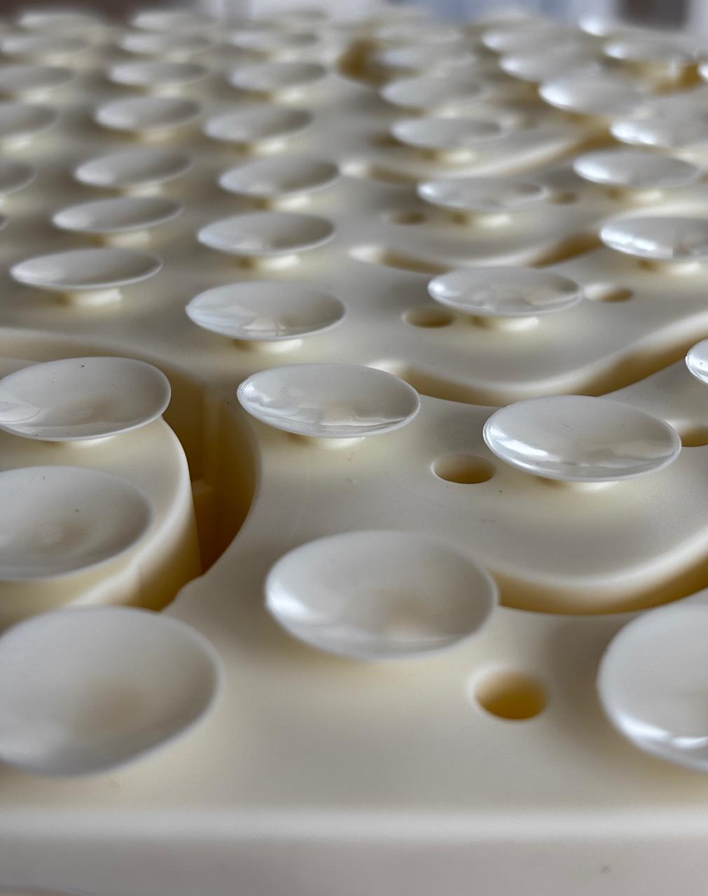 Gros plan sur les ventouses du tapis de léchage beige, fixation sur carrelage ou vitre